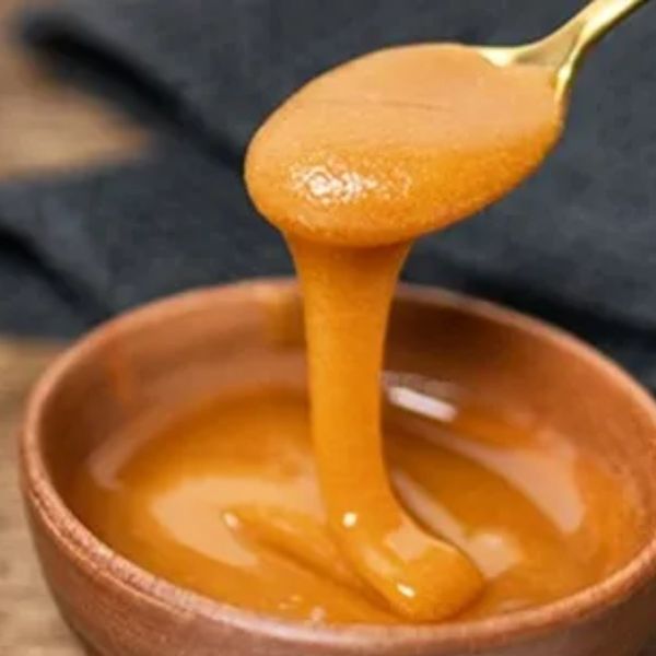 Organic Manuka honey is rich in antioxidants that help protect the skin and provide a barrier from e