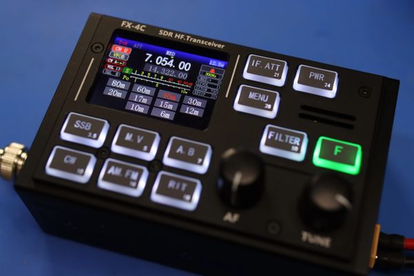 FX-4C HF 3.5M-29MHz QRP 10W プロテクケース付き FX-4C HF 3.5M-29MHz QRP 10W プロテクケース付き FX-4C HF 3.5M-29MHz
