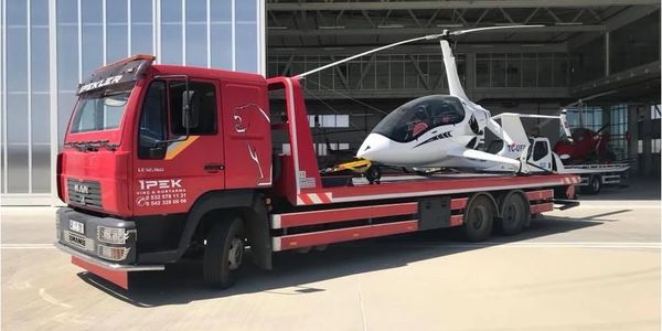 Üzerinde helikopter olan bir kurtarıcı kamyonu