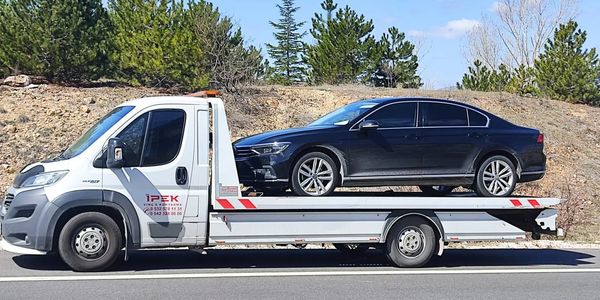 Üzerinde otomobil olan bir kurtarıcı kamyoneti