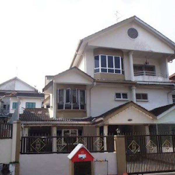 2.5 Storey corner unit abode