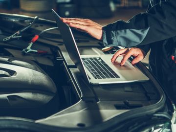 Saskatoon mechanic with Tech 7 Auto Repair uses computer diagnostics to fix car maintenance issues. 