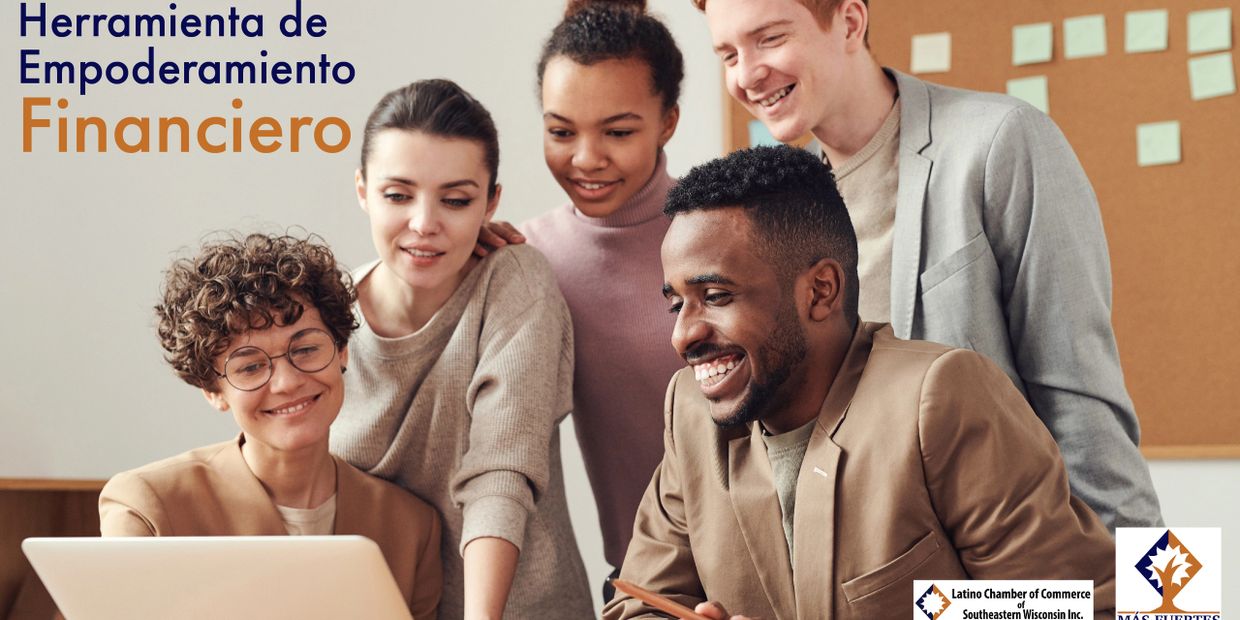 Grupo diverso de jóvenes sonrientes aprendiendo sobre empoderamiento financiero.