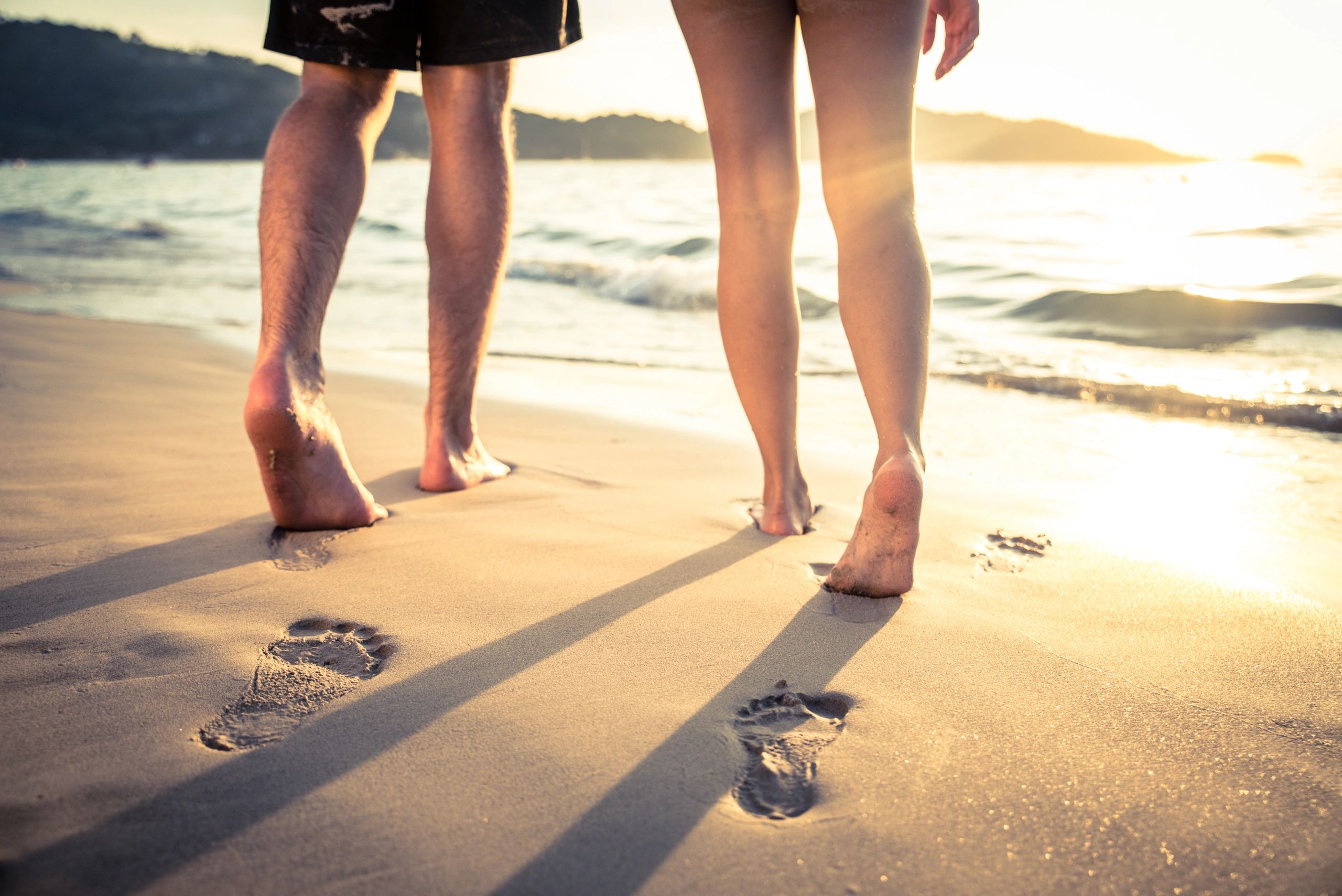Скучающая нога. Босиком по пляжу. Ноги на пляже. Ноги в песке на пляже. Стопы на пляже.