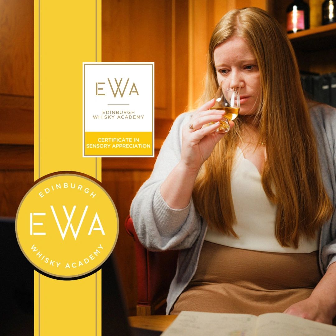 Frau genießt Whisky bei der Edinburgh Whisky Academy.