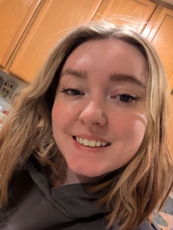 Smiling young woman in a kitchen.