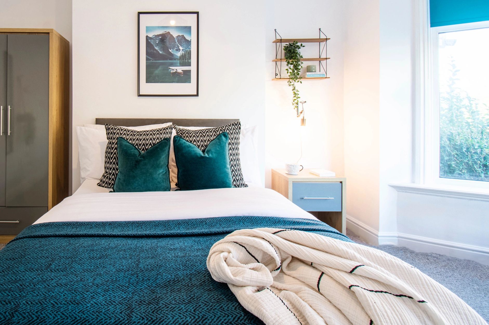 hmo room in leeds with shelves. teal 