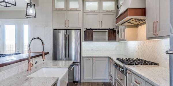 We restore the shine to homes that have had construction or remodeling. Post-construction cleaning.