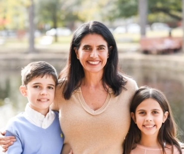 Daniela Hudson with her kids
