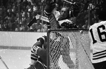 Bobby Hull saying hi to Ken Dryden.