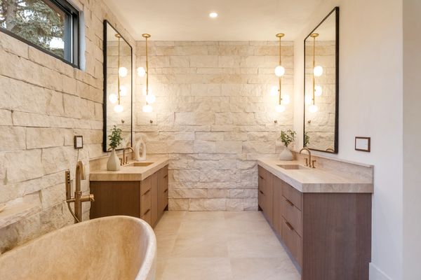 Travertine Tub
Custom Cabinets
White Oak Cabinets