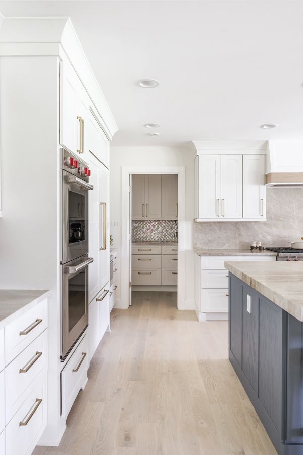 White Oak Floors
Blue Island
Blue Cabinets
White Cabinets
Shaker Cabinets
White Shaker