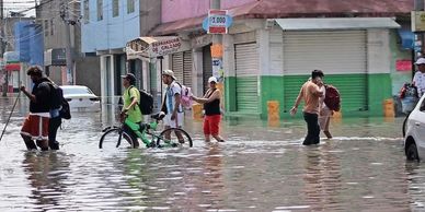 Inicia entrega de 8 mil pesos a damnificados por inundaciones en el Valle de México