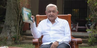 AMLO reaparece para promocionar su libro ‘Grandeza’: ‘No hay que hacerle sombra a la presidenta’