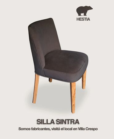 Silla Sintra con tapizado oscuro y patas de madera clara.