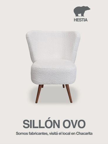 Sillón Ovo blanco con patas de madera, diseño moderno y elegante.