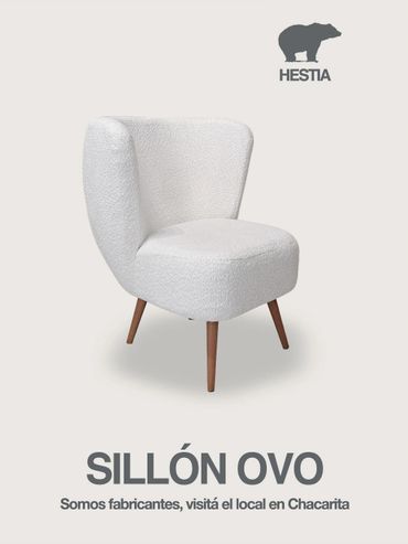 Sillón Ovo blanco con patas de madera, diseño moderno y cómodo.