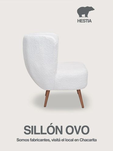 Sillón Ovo blanco con patas de madera, diseño moderno y elegante.