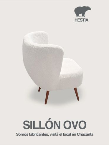 Sillón Ovo blanco con patas de madera, diseño elegante y moderno.