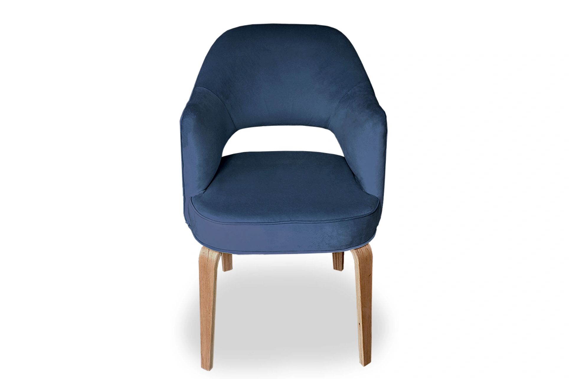 Butaca de diseño nórdico de frente mostrando la curvatura del respaldo con apertura lumbar