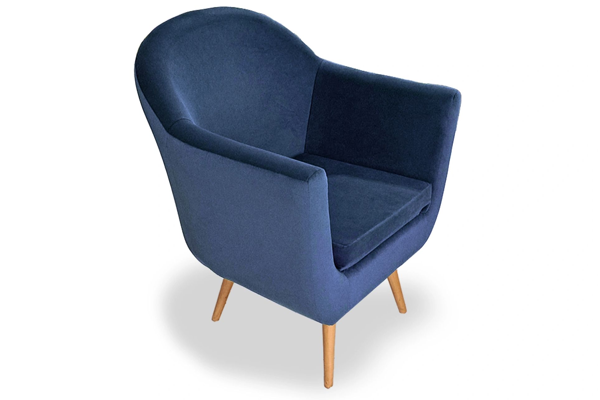 Sillón Gondo, estilo retro tapizado en azul con apoyabrazos y patas cónicas de madera de Casa Hestia