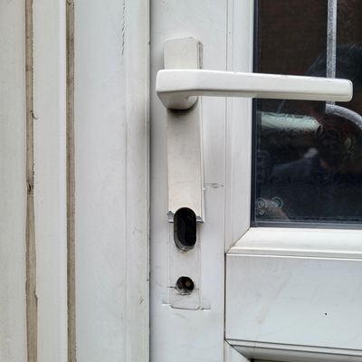 Door lock and handle damaged. Lock repair after burglary
