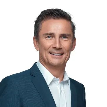 Professionelles Porträt eines Mannes in Anzug und Hemd.