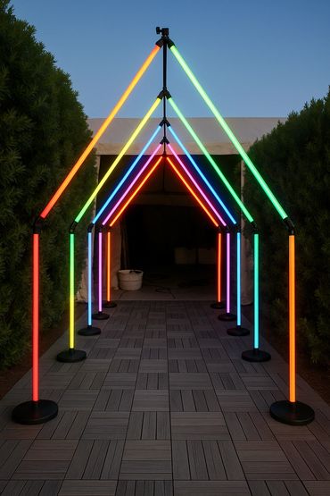 Túnel LED multicolor al aire libre, una entrada con estilo para bodas y eventos especiales.