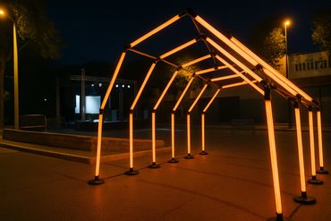 Diseño en forma de estructura abierta, perfecto para eventos urbanos o de estética moderna.