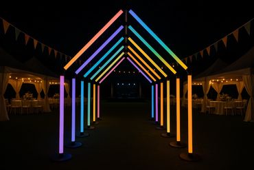 Túnel LED en boda nocturna. Luces cálidas y color para una entrada elegante, mágica e inolvidable.