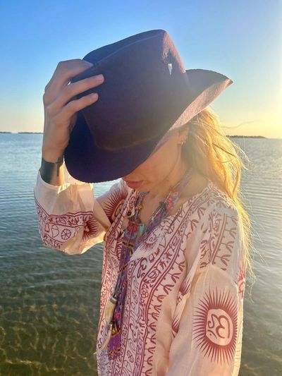 ragazza con cappello fatto a mano in riva al mare