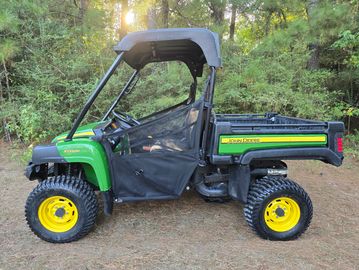 John Deere 825E Gator