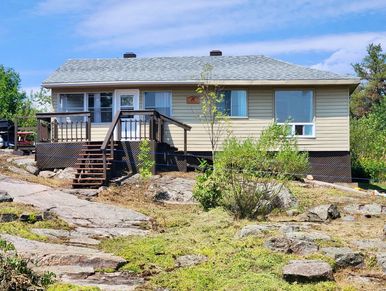 The Muskie Bunkie is a fully-equipped two-bedroom cottage on the Magnetawan River with boat access t