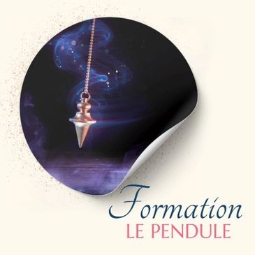 Pendule suspendu sur fond sombre.