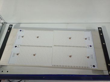 Modelo 1: 4 placas, 1440 LEDs. Cura UV rápida e uniforme em 32x20cm. Potência inigualável!