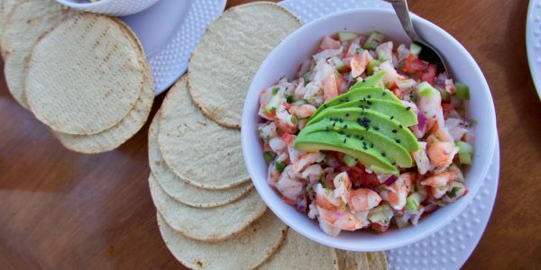 Ceviche de camarón con aguacate y galletas.