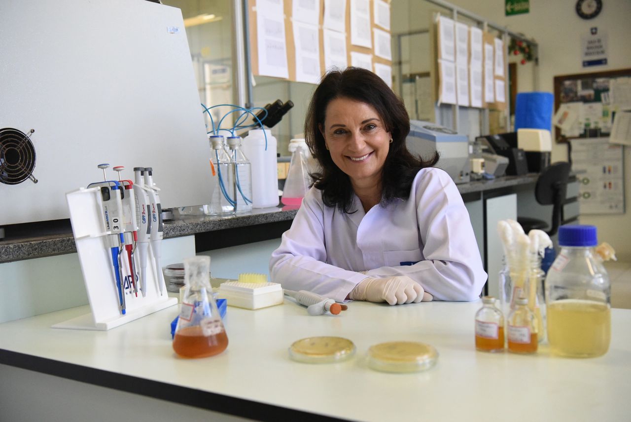 Professora e pesquisadora, Suelen Paesi, da Universidade de Caxias do Sul (Foto: UCS) no laboratório 