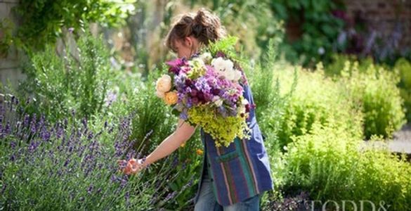 Kathrine picking funeral and sympathy flowers in york for Fleuradamo