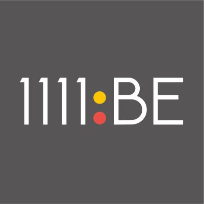 Logotipo con números y letras blancas sobre fondo gris.