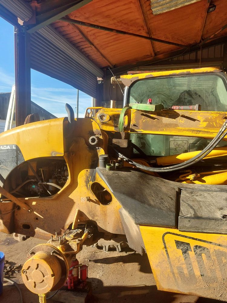 JCB main boom pin replacement