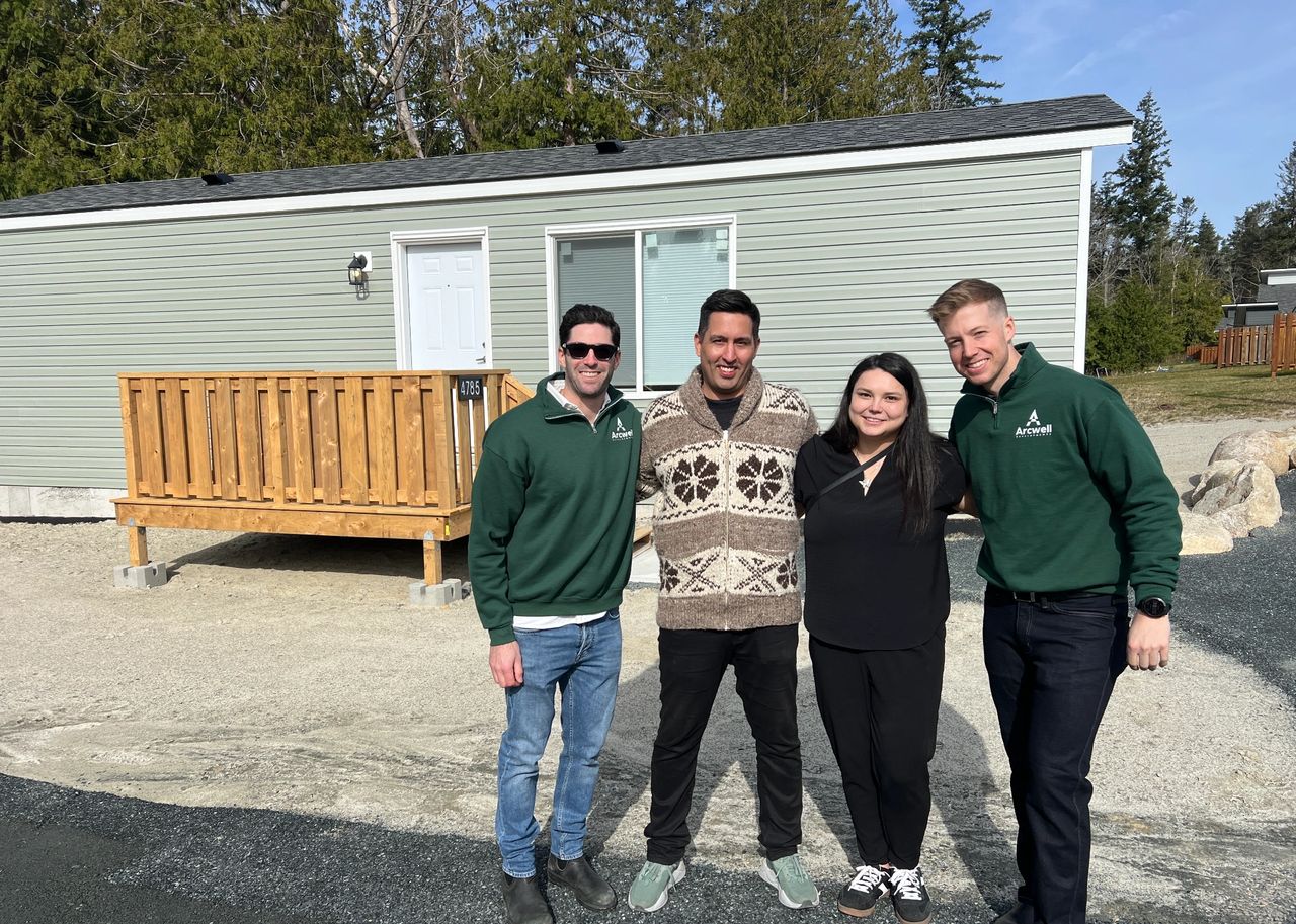 Ryan Cohen, Brandon Louie, Carmen Galligos, and Will Murphy in front of one of the homes built for t̓ɛχɛθot (L to R) Ryan Cohen, Brandon Louie, Carmen Galligos, and Will Murphy in front of one of the homes built for t̓ɛχɛθot (L to R)