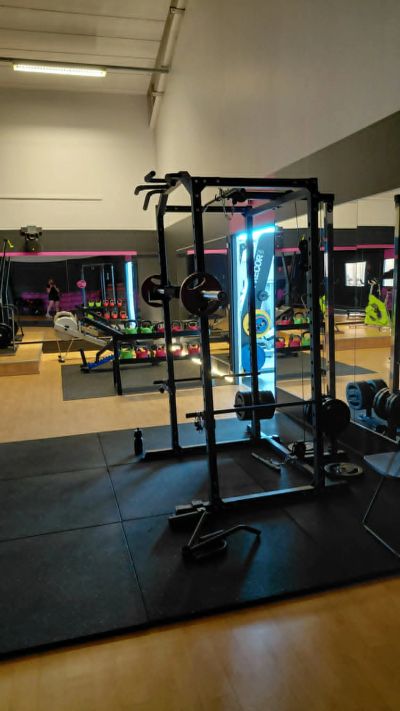 Gym med viktstyrka och speglar.