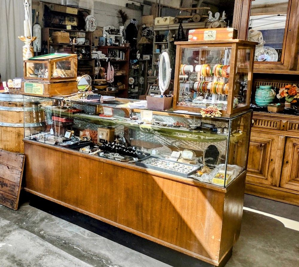 Antique Shop - Vintage Furniture - Auntie Tillie's Antiques & Vintage
