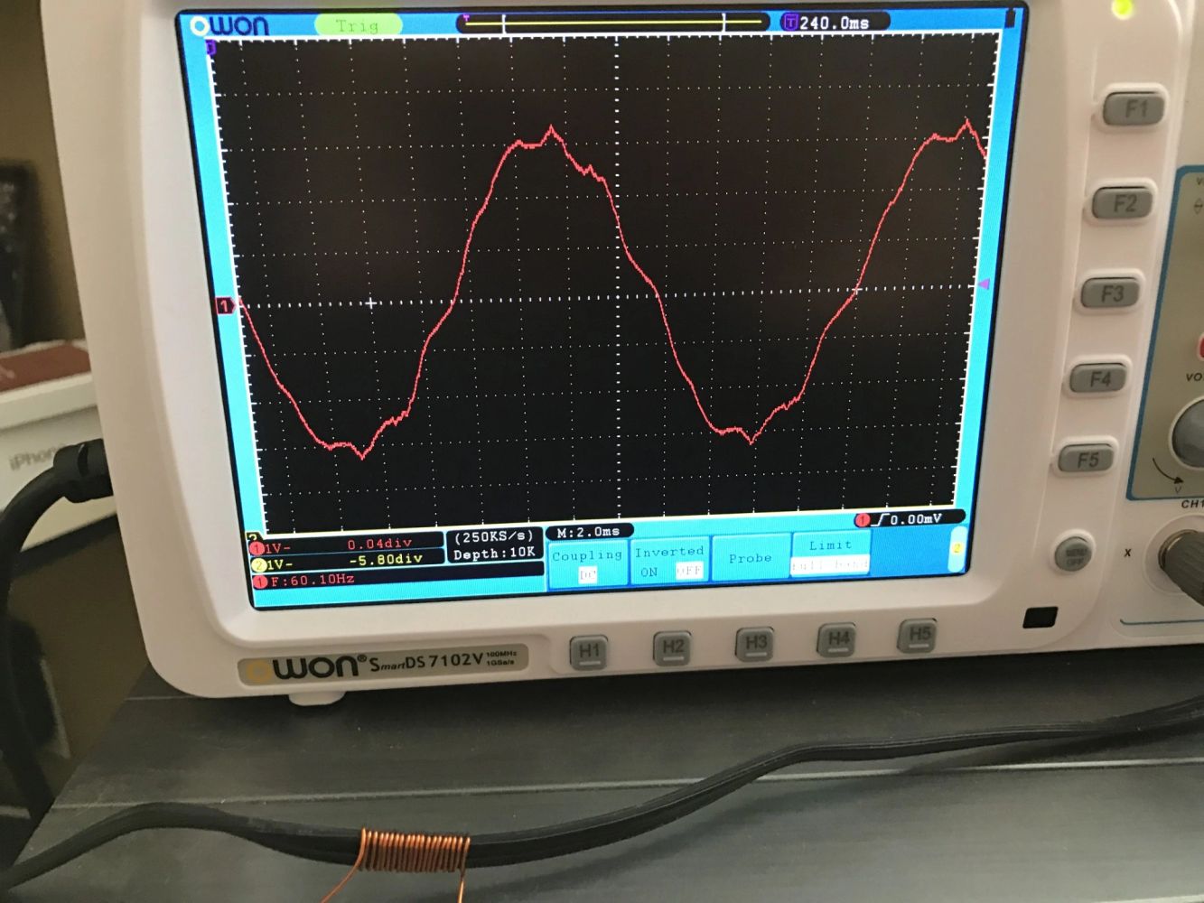 Oscilloscope displaying motor waveform.