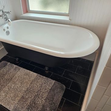 Picture of a clawfoot tub resurfaces/refinished by PWR Resurfacing