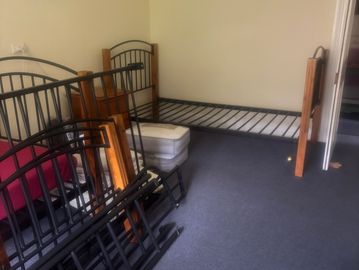 Spacious twin room with 2 single bed. New matresses. linen included. garden view. Desk.
