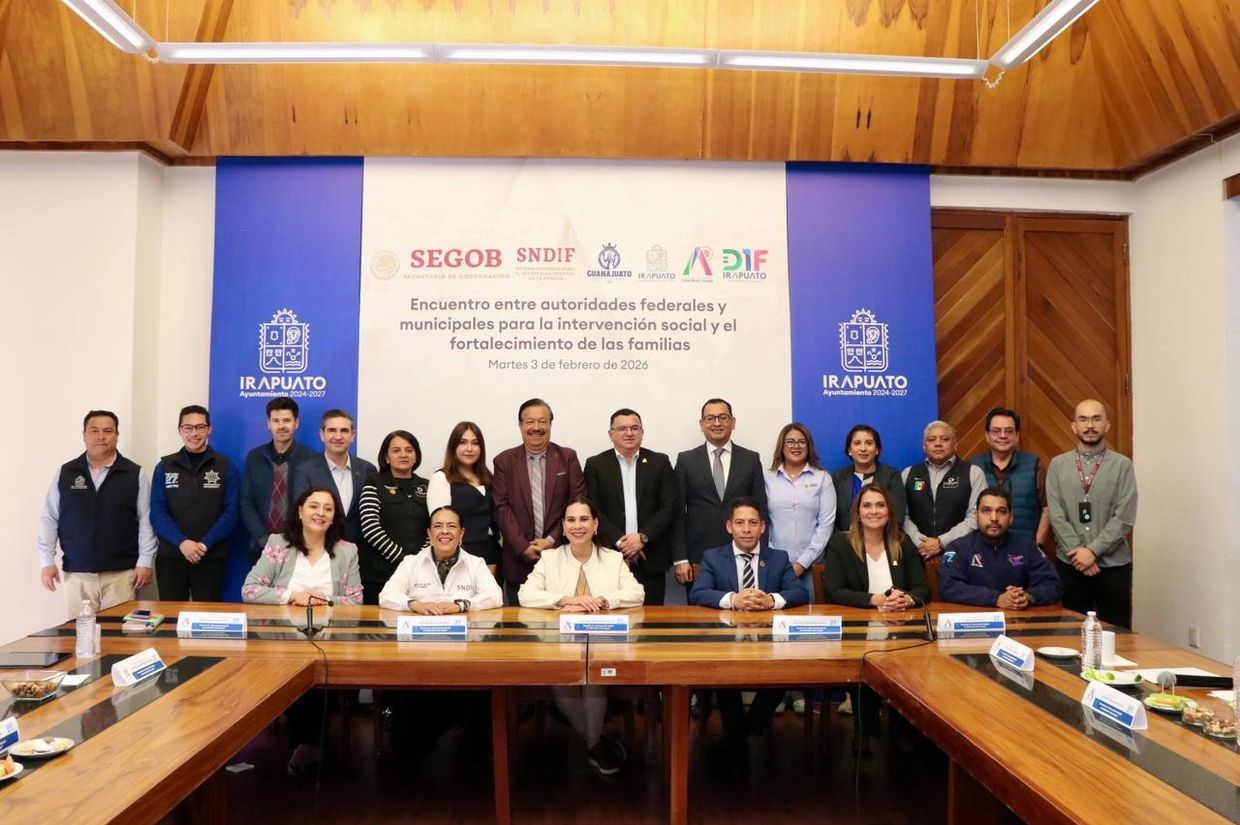 Group photo of federal and municipal authorities at a social intervention meeting in Irapuato.