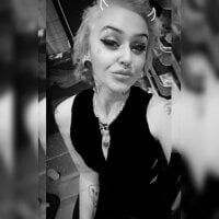 Silkemyk svart kjole som følger kroppen, dyp utringning bak, høye hæler og et hint av mysterier.