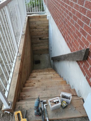 Escaliers extérieur bois traité sous sol condominium mur de soutènement remise à neuf garde corps