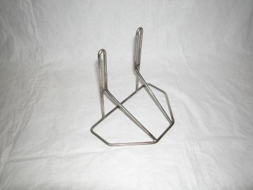 Metal wire stand with two prongs.